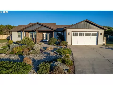 3135 Lincoln Ave, Bandon, OR 97411