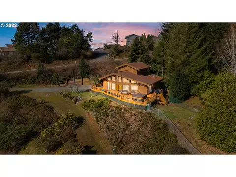 914 Marina Hgts Rd, Brookings, OR 97415