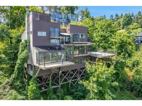 2562 SW Buckingham Ave, Portland, OR 97201
