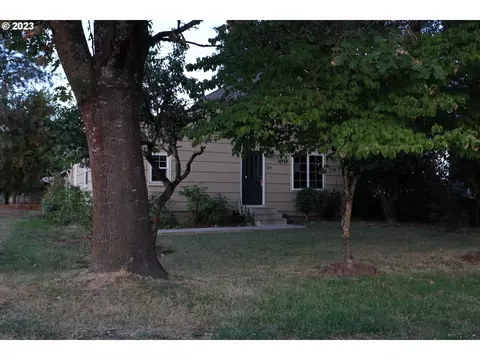 221 6th St, Dayton, OR 97114