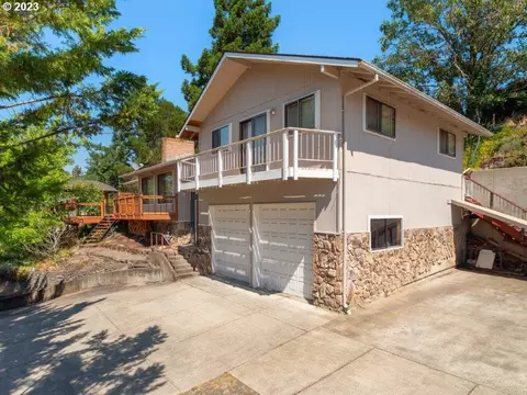 2151 NW Motah St, Roseburg, OR 97471