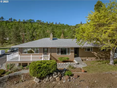 2204 W 14th St, The Dalles, OR 97058