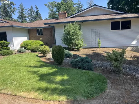 7550 Ridge Dr, Gladstone, OR 97027