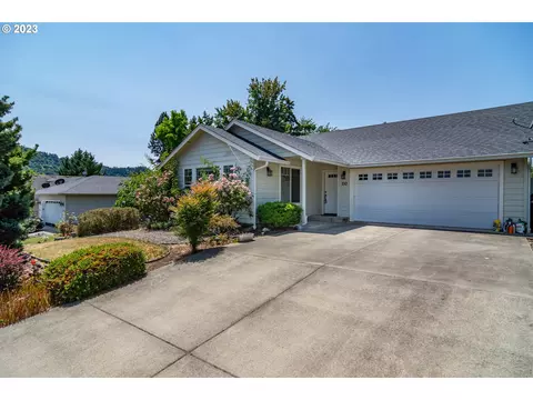 330 Sunnyside Dr, Winston, OR 97496