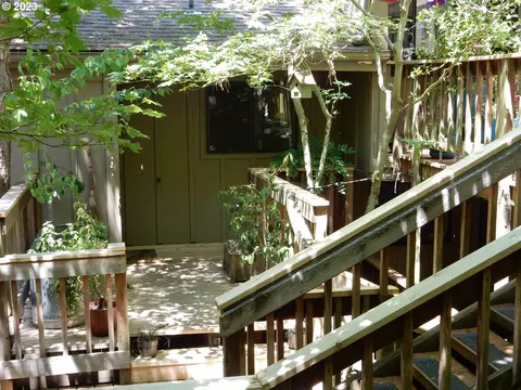 414 Stonewood Dr, Eugene, OR 97405
