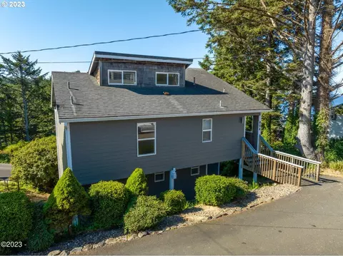 854 SW 10th St, Lincoln City, OR 97367