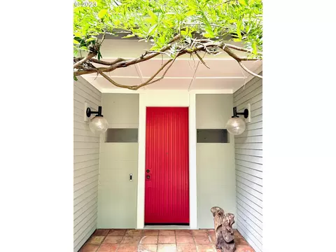 1172 S Military Rd, Portland, OR 97219