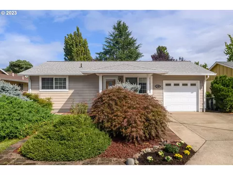 2247 Oregon Ct, Woodburn, OR 97071