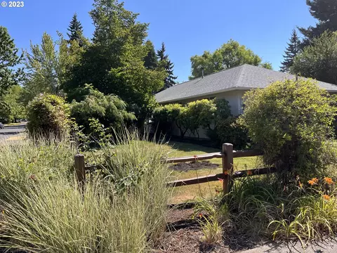 1822 Princeton Dr, Eugene, OR 97405