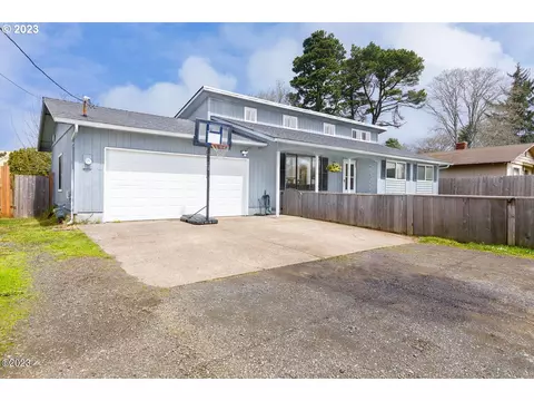225 NE 17th Ct, Newport, OR 97365