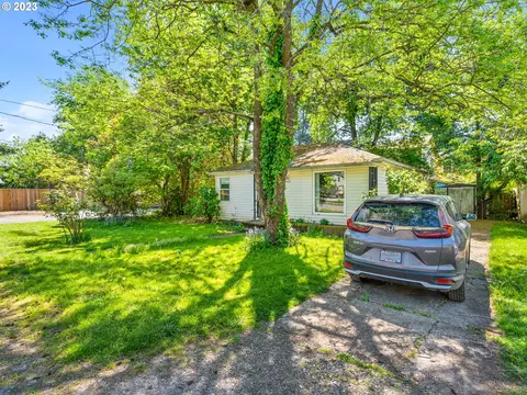 8922 SE Pine St, Portland, OR 97216