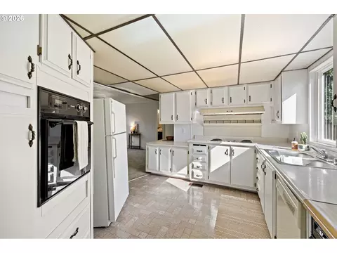 5949 Lilac Ln, Springfield, OR 97478 photo 17