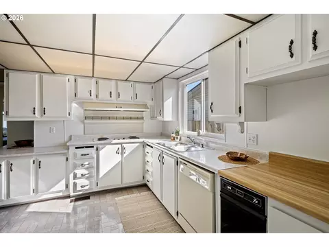 5949 Lilac Ln, Springfield, OR 97478 photo 18