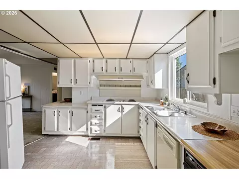 5949 Lilac Ln, Springfield, OR 97478 photo 14