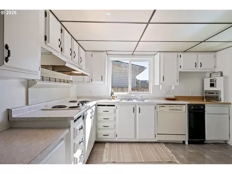 5949 Lilac Ln, Springfield, OR 97478 photo 15