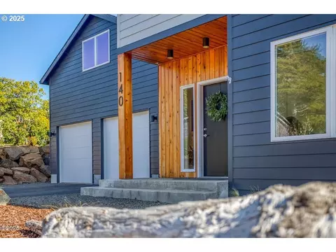 140 NW Lancer St, Lincoln City, OR 97367