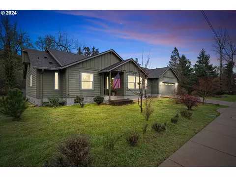 1852 W Main St, Cottage Grove, OR 97424