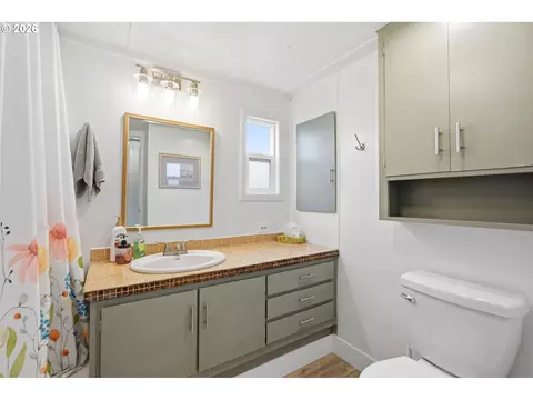 Bath - 3486 Rainbow Loop #28, Hubbard, OR 97032 photo 2 of 2