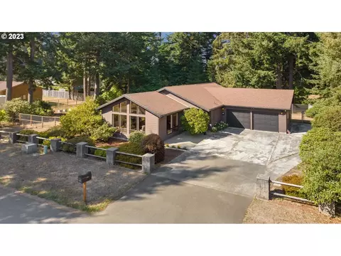 1175 6th St SE, Bandon, OR 97411