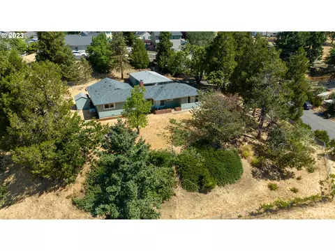 1215 NW Troost St, Roseburg, OR 97471