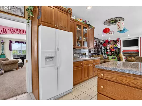 Kitchen - 4150 SW 25th Ct, Gresham, OR 97080 photo 3 of 7