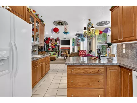Kitchen - 4150 SW 25th Ct, Gresham, OR 97080 photo 4 of 7