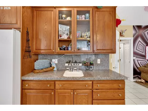 Kitchen - 4150 SW 25th Ct, Gresham, OR 97080 photo 6 of 7