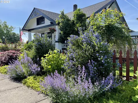 136 W Cleveland, Carlton, OR 97111