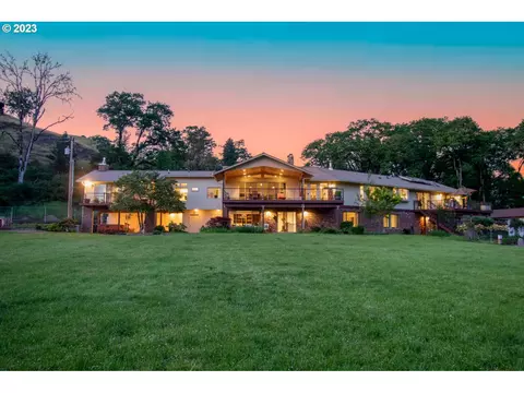 15417 N Bank Rd, Roseburg, OR 97470