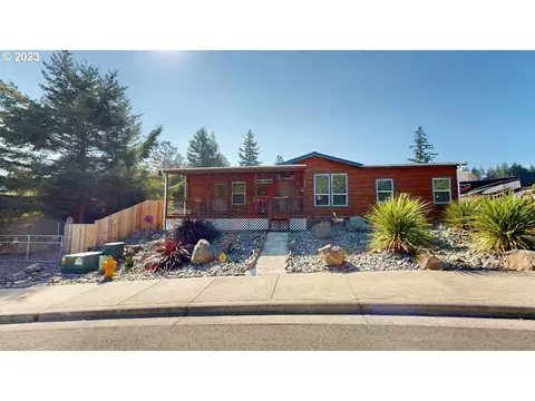 581 Meadow Ln, Brookings, OR 97415