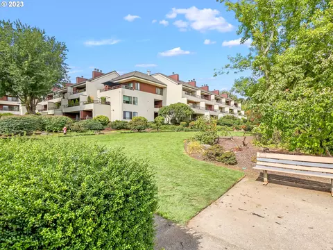 5150 S Landing Dr #208, Portland, OR 97239