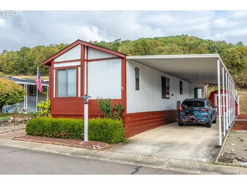 1004 Shadow Ranch Ln, Roseburg, OR 97470