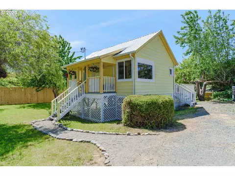 54156 Old Broadbent Rd, Myrtle Point, OR 97458