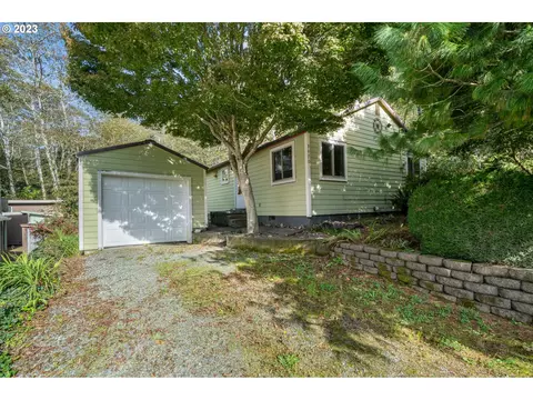 9470 NE 18th Ave, Rockaway Beach, OR 97136