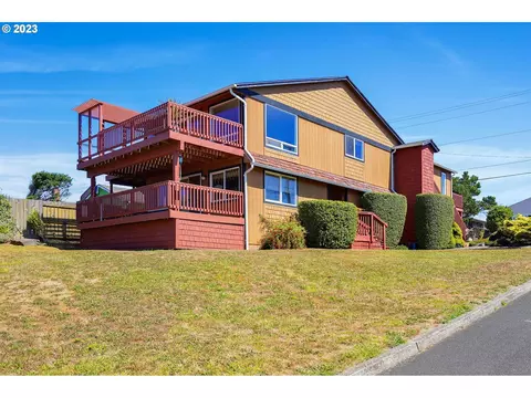514 NW 10th St, Newport, OR 97365