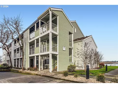 141 N Hayden Bay Dr, Portland, OR 97217