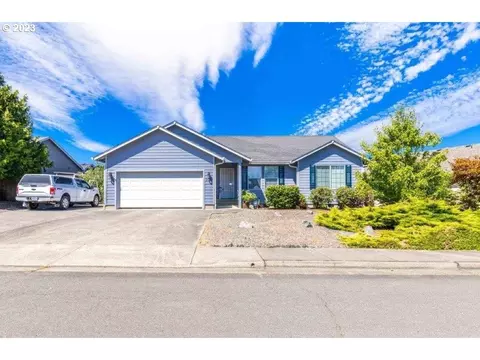 303 Cambridge Dr, Sutherlin, OR 97479