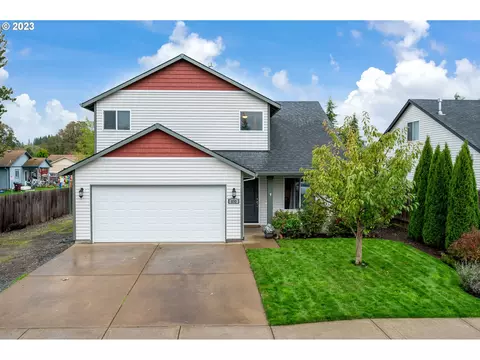 810 E 8th St, Molalla, OR 97038
