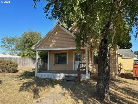 210 N 3rd St, Carlton, OR 97111