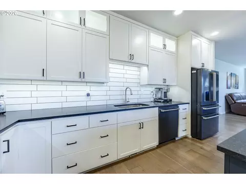 Kitchen - 3812 Siletz St, Eugene, OR 97408 photo 6 of 7