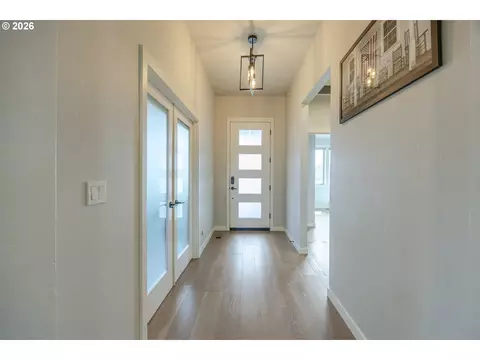 Entry Way - 3812 Siletz St, Eugene, OR 97408 photo 2 of 2
