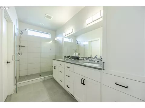 Bath - 3812 Siletz St, Eugene, OR 97408 photo 3 of 3