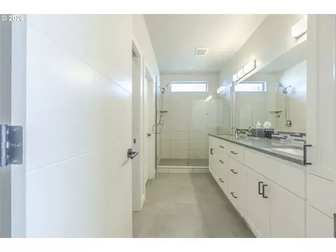 Bath - 3812 Siletz St, Eugene, OR 97408 photo 2 of 3