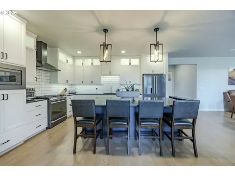 Kitchen - 3812 Siletz St, Eugene, OR 97408 photo 4 of 7