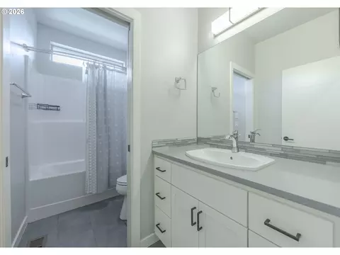 Bath - 3812 Siletz St, Eugene, OR 97408 photo 1 of 3