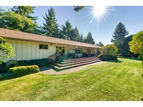 1090 Parkview Dr, Brookings, OR 97415