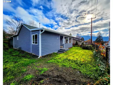10 NE Gregory Dr, Winston, OR 97496