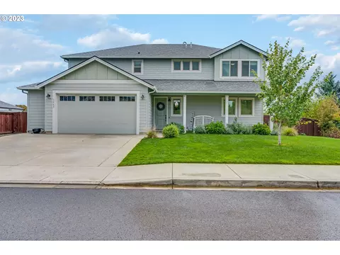 1868 E 5th St, La Center, WA 98629
