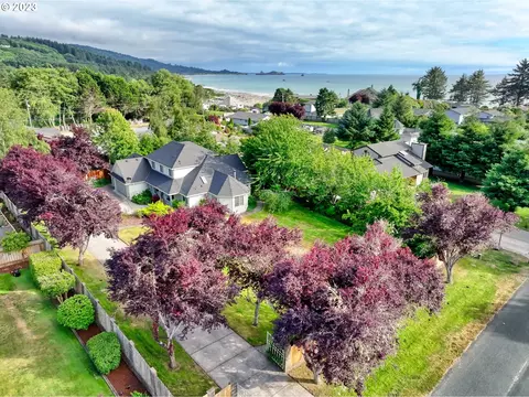 99096 Kemlin Pl, Brookings, OR 97415