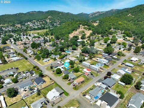 2268 Kerr St, Roseburg, OR 97470